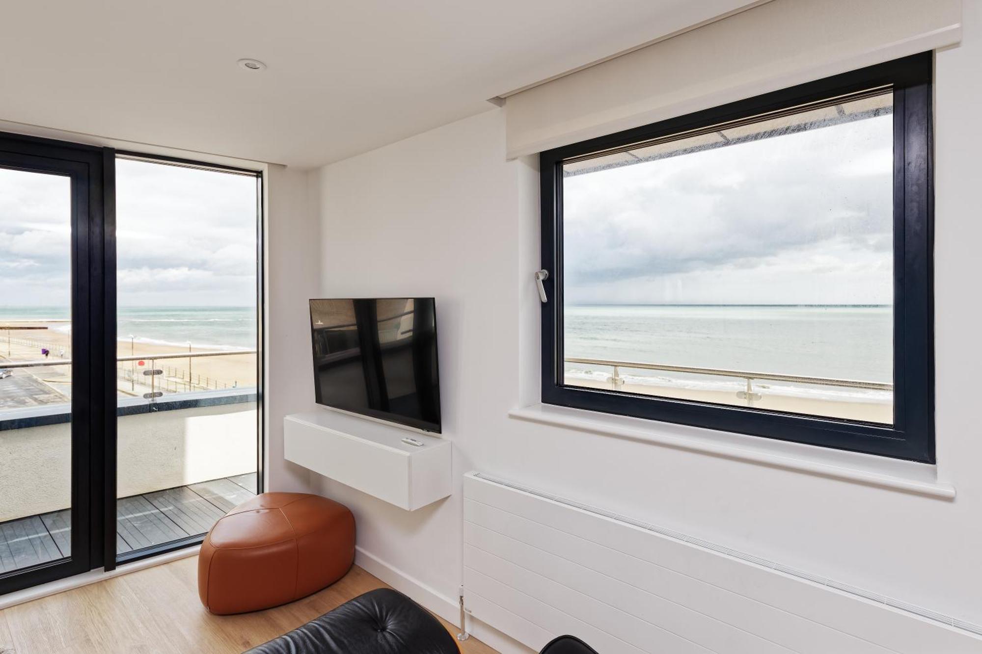 Gorgeous 2 Bed Apartment With Stunning Sea Views With Free Parking And Fast Internet Ramsgate Exterior photo